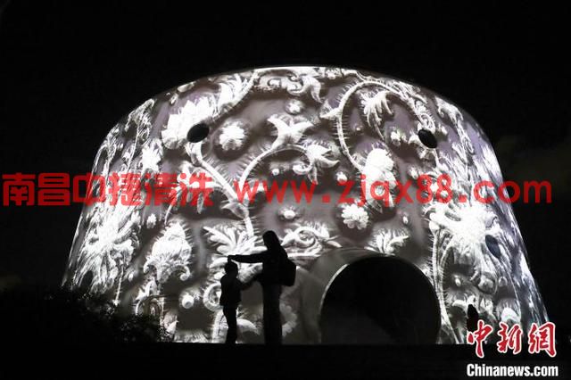 “油罐”变身“画卷” 林风眠、吴冠中大师作品奏响“光影乐章”(图5) “油罐”变身“画卷” 林风眠、吴冠中大师作品奏响“光影乐章”(图5)