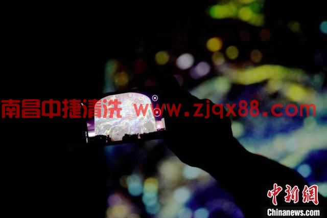 “油罐”变身“画卷” 林风眠、吴冠中大师作品奏响“光影乐章”(图6) “油罐”变身“画卷” 林风眠、吴冠中大师作品奏响“光影乐章”(图6)