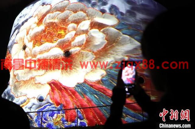 “油罐”变身“画卷” 林风眠、吴冠中大师作品奏响“光影乐章”(图7) “油罐”变身“画卷” 林风眠、吴冠中大师作品奏响“光影乐章”(图7)